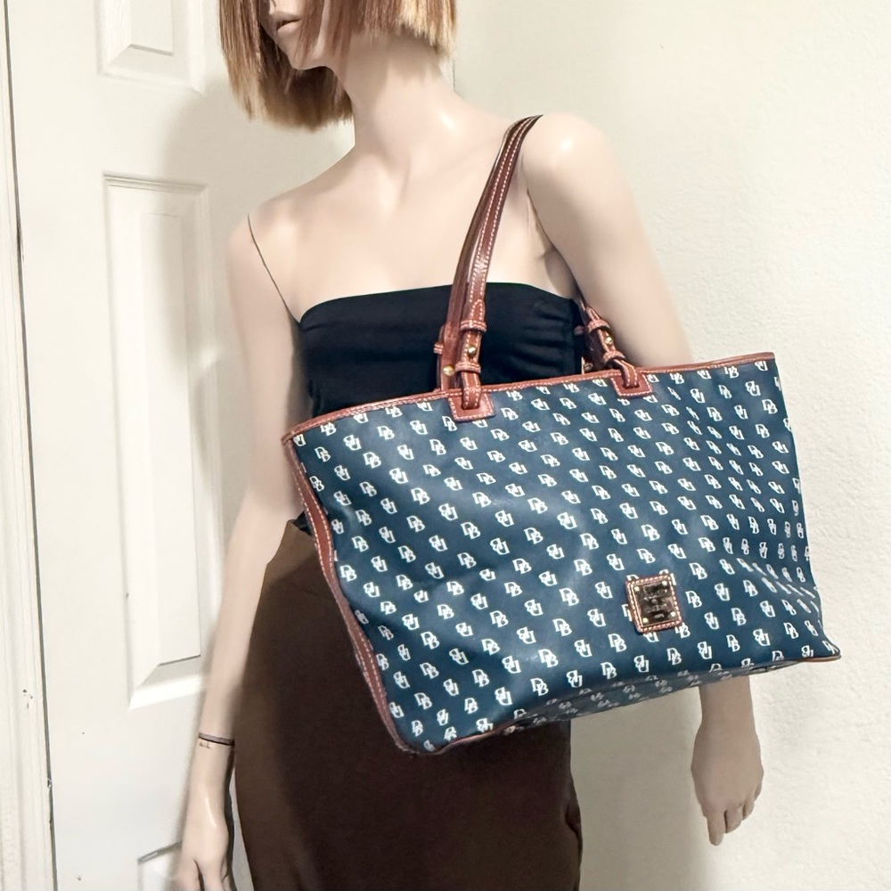 Dooney & Bourke Gretta Leisure Signature Monogram Navy Coated Canvas Large Tote - Picture 5 of 16